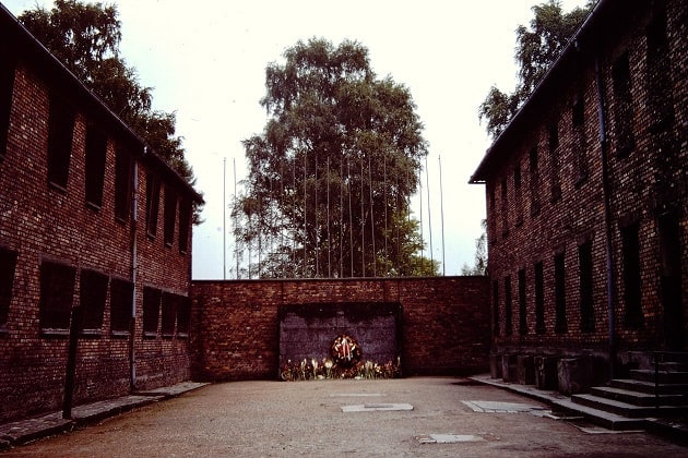 Photo of the execution yard in July 1977 with floral wreath with white and red flowers forming a red star in the center