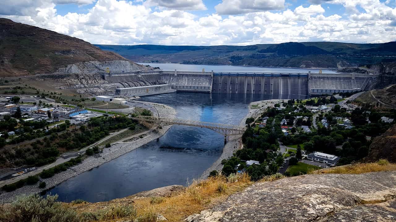 Photo of Grand Coulee Dam on the Columbia River, with the reservoir behind.
