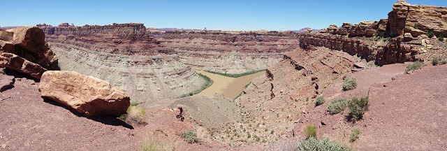 wide picture of two rivers joining but their waters not changing color